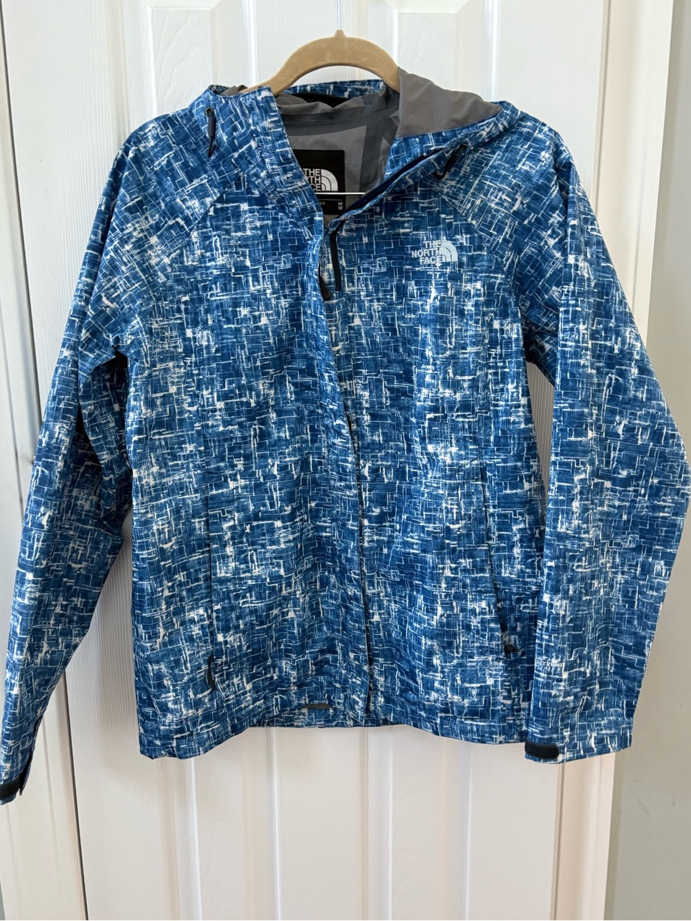 The North Face Wonrn’s Blue White Patterned Hooded Rain Jacket